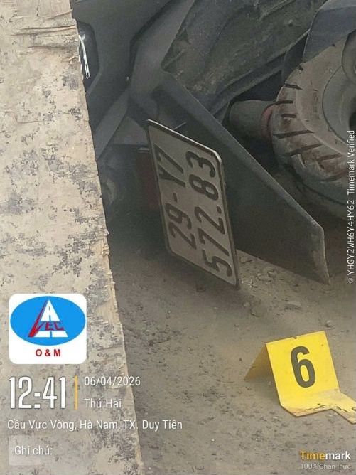 Xe máy va chạm với ô tô đầu kéo tại hiện trường xảy ra vụ việc. Ảnh: Đơn vị cung cấp 