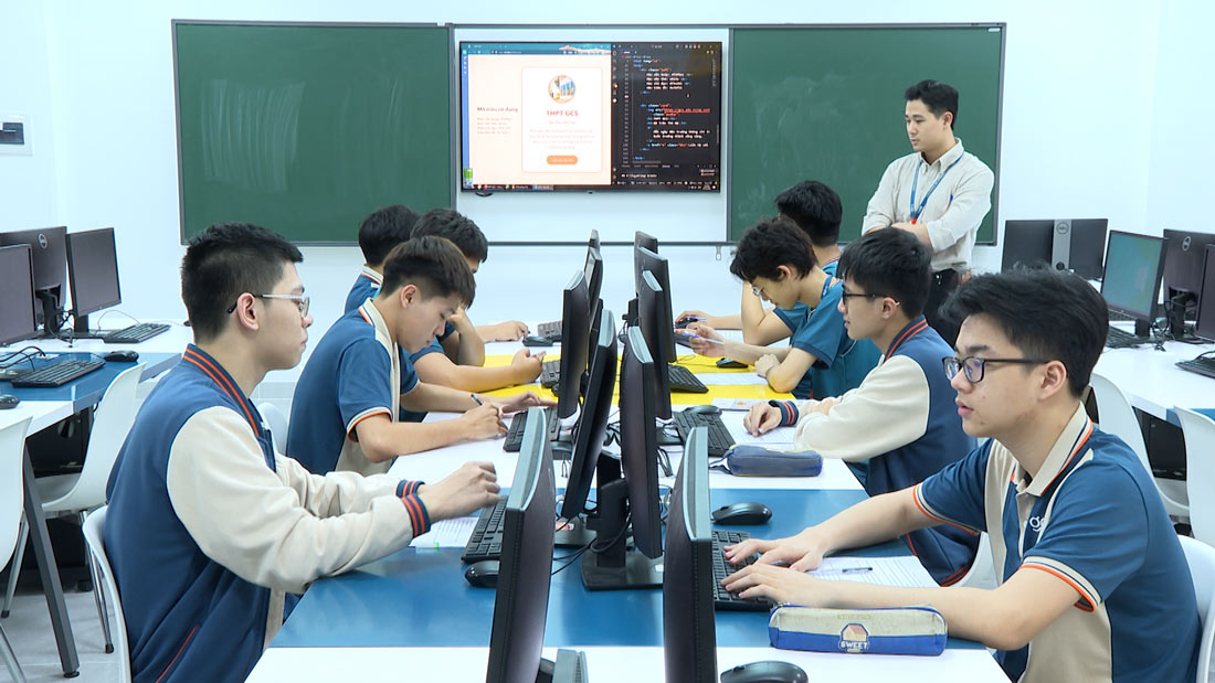 Nhiều học sinh quan tâm đến ngành Công nghệ thông tin. Ảnh: Đinh Thiện