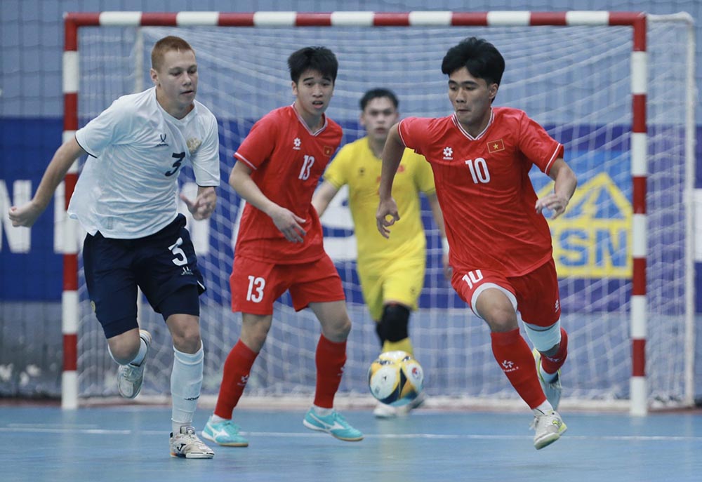 Vietnam U19 futsal team gathers to wait for the match against Russia U19 futsal team. Photo: VFF