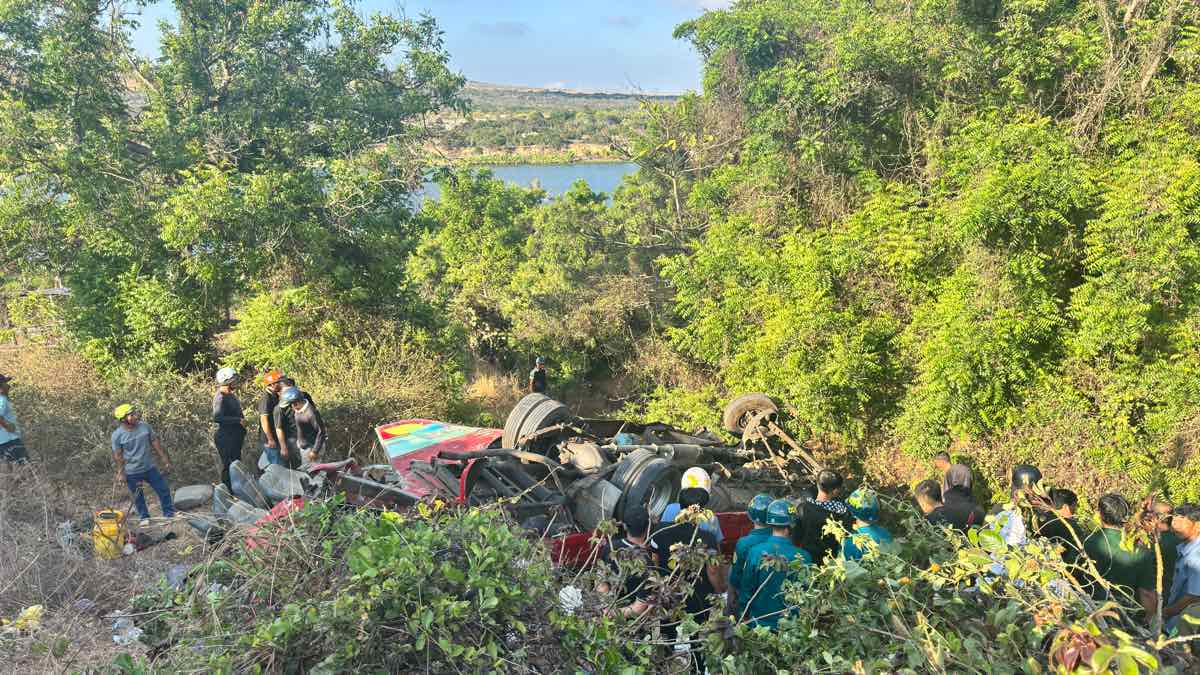 Scene of passenger car plunging into roadside abyss by Bau Trang Lake, killing 4 people