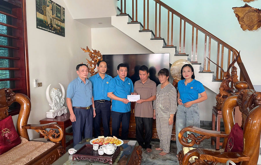 Lao Cai Trade Union provides support to victims of labor accidents. Photo: Manh Hung