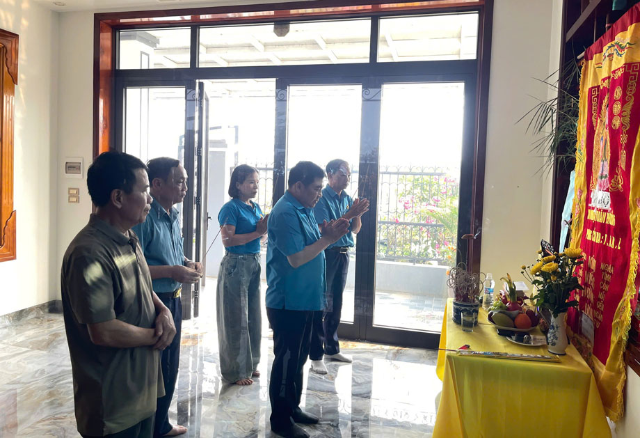 Lãnh đạo LĐLĐ tỉnh Lào Cai thăm hỏi, chia buồn với gia đình đoàn viên tử vong. Ảnh: Mạnh Hùng