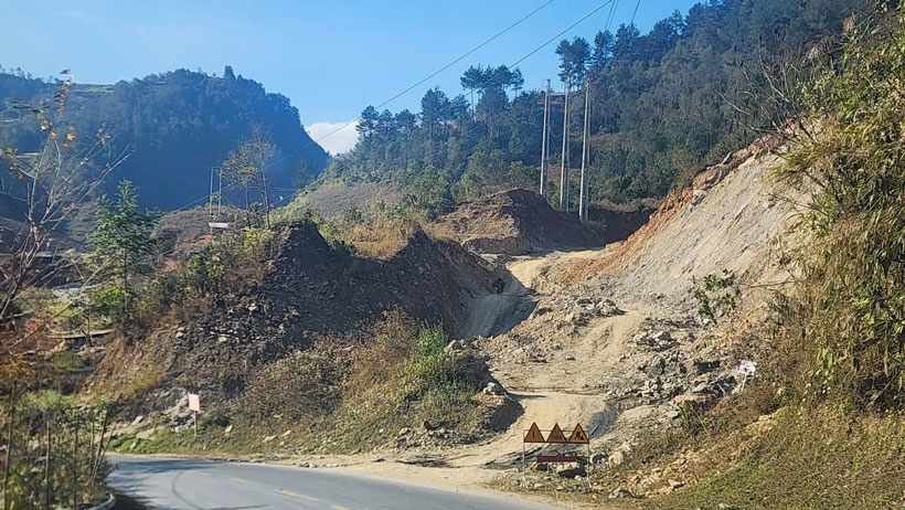 Đoạn giao từ Quốc lộ 32 vào tuyến đường nối. Ảnh: Đức Hải