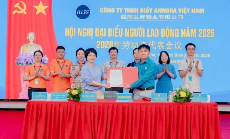Representatives of the Trade Union of Annora Vietnam Footwear Co., Ltd. sign a Labor Agreement at the 2026 Employee Conference. Photo: Quach Du
