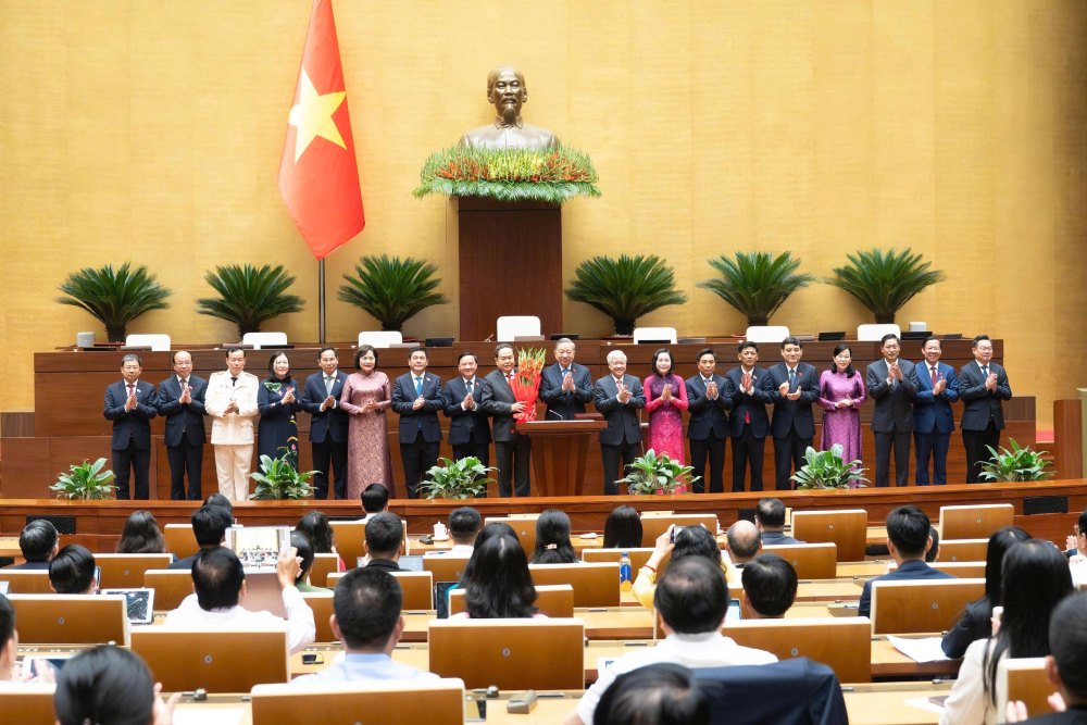 General Secretary To Lam presents flowers to congratulate personnel of the 16th National Assembly Standing Committee. Photo: Pham Dong