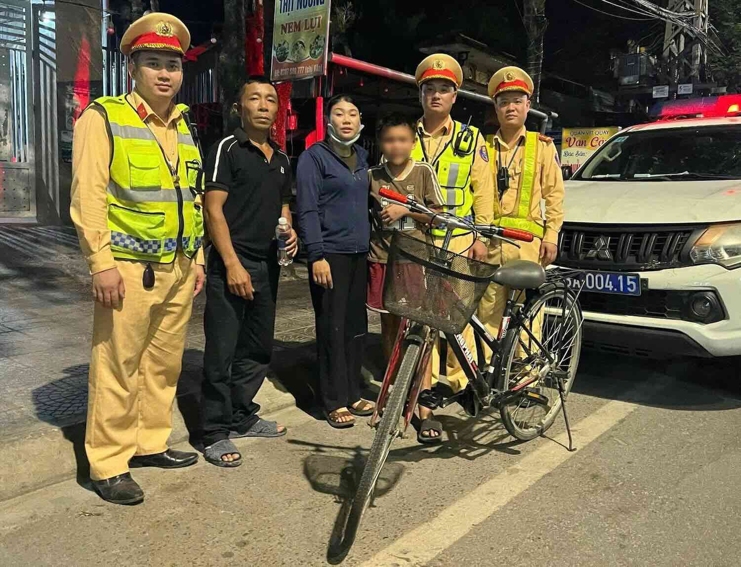 Traffic police help stray child travel more than 150km home. Photo: Traffic Police Department of Quang Tri Provincial Police