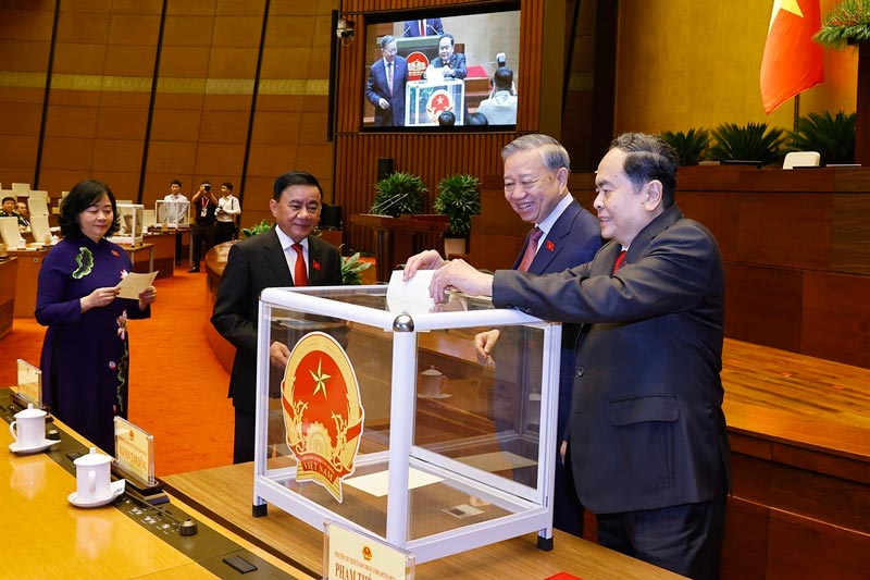 General Secretary To Lam and National Assembly deputies conduct voting to elect the Chairman of the 16th National Assembly. Photo: VNA