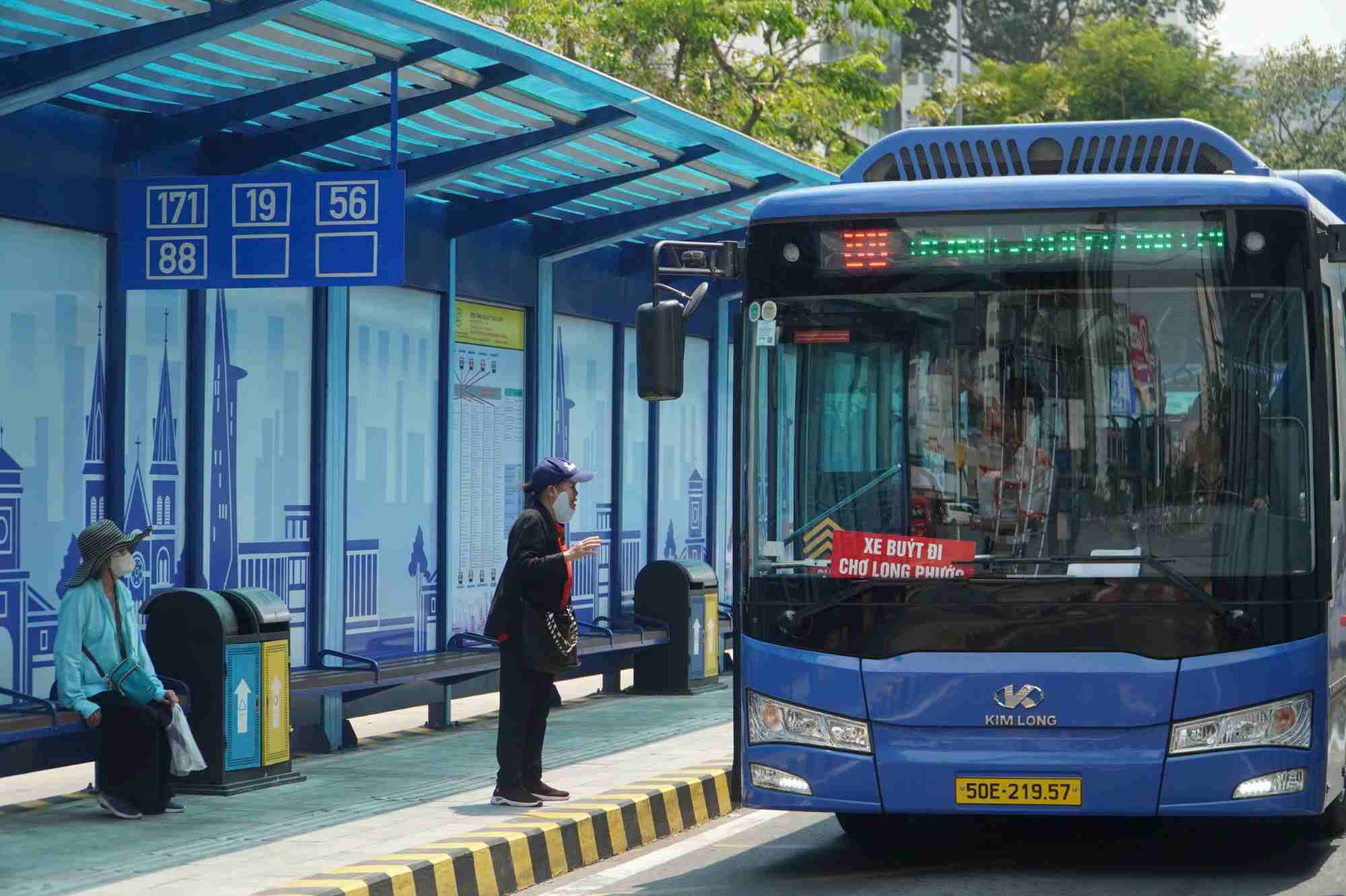 함응이 거리(호치민시 중심부) 정류장에서 버스를 타는 승객. 사진: 안뚜