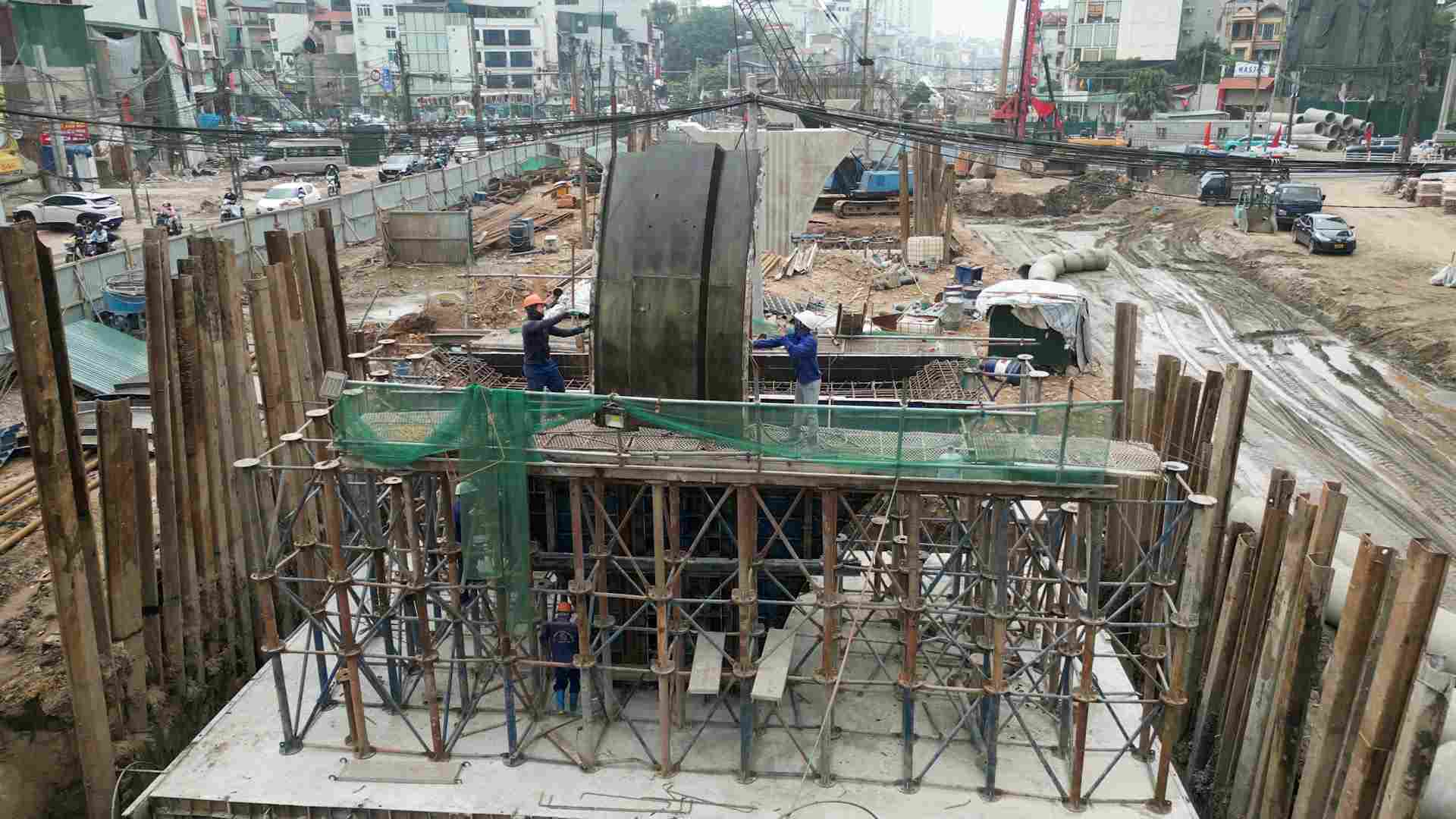 Workers constructing overpass items on Ring Road 1. Photo: Tung Giang