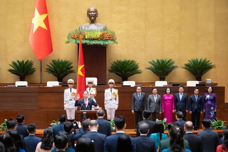 Chánh án TAND tối cao Nguyễn Văn Quảng tuyên thệ. Ảnh: Quochoi.vn