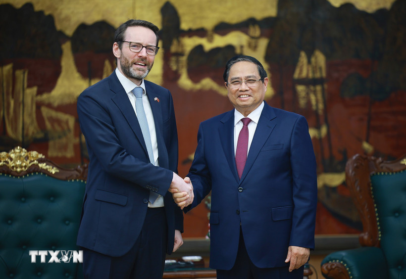 Prime Minister Pham Minh Chinh receives Ambassador of the United Kingdom of Great Britain and Northern Ireland to Vietnam Iain Frew. Photo: VNA