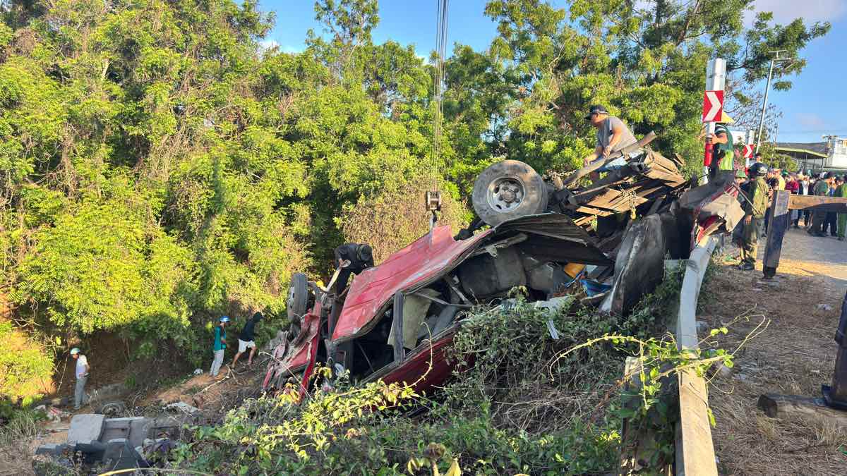 Xe khách tại hiện trường. Ảnh: Duy Tuấn 