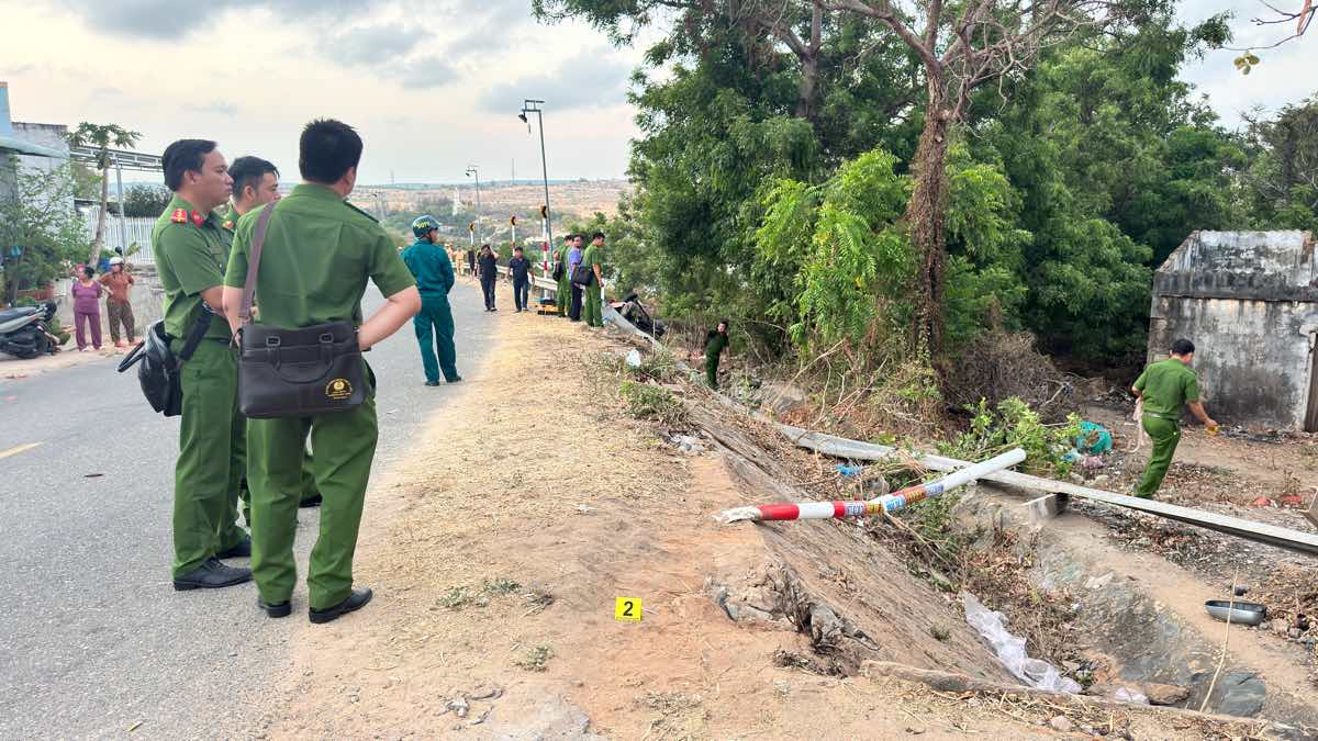 Công an khám nghiệm hiện trường vu xe khách lao xuống vực lề khiến 4 người tử vong. Ảnh: Duy Tuấn 