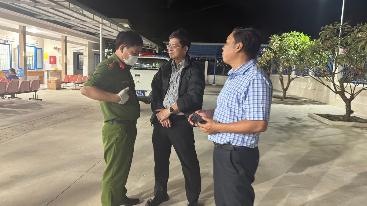 Lãnh đạo tỉnh Lâm Đồng trao đổi với công an tại trạm y tế xã. Ảnh: Duy Tuấn 