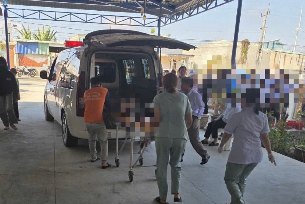 Nạn nhân được đưa đến Trạm Y tế xã Hòa Thắng cấp cứu. Ảnh: Phạm Duy 