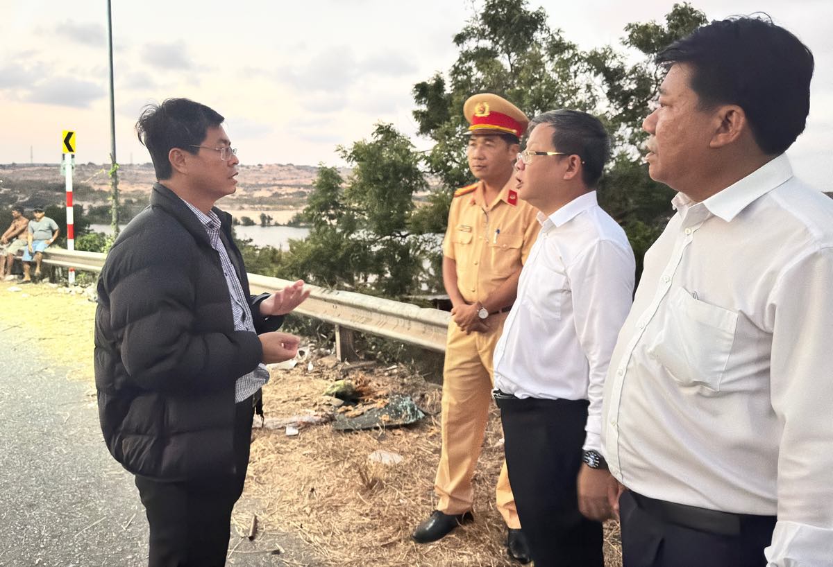 Phó Chủ tịch UBND tỉnh Lâm Đồng Nguyễn Hồng Hải (áo khoác đen) nghe ông Nguyễn Đức Hải Tùng - Bí thư Đảng ủy xã Hòa Thắng báo cáo sơ bộ vụ việc. Ảnh: Duy Tuấn 