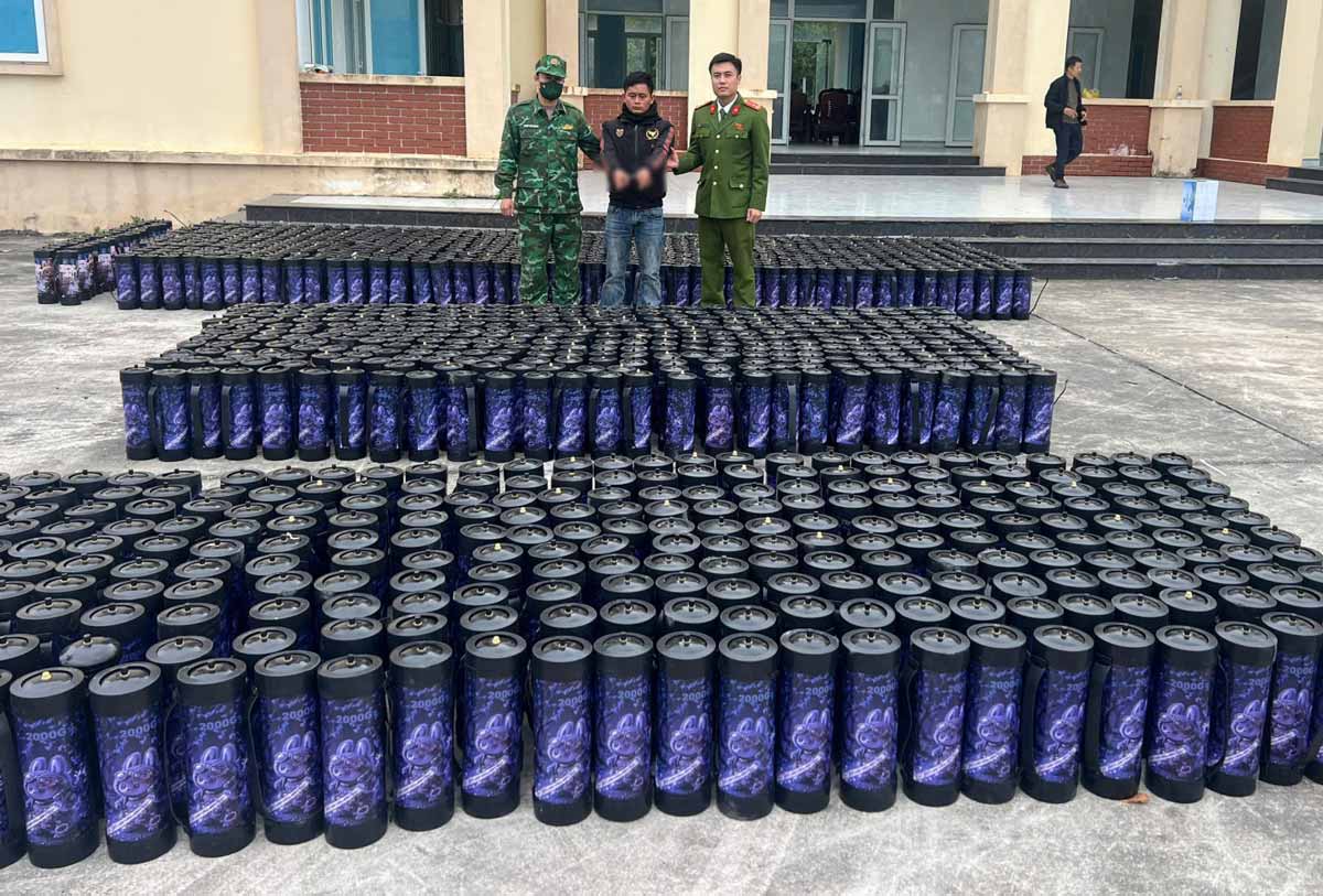 Phạm Đinh Đạt cùng vật chứng thu giữ. Ảnh: Công an Quảng Ninh