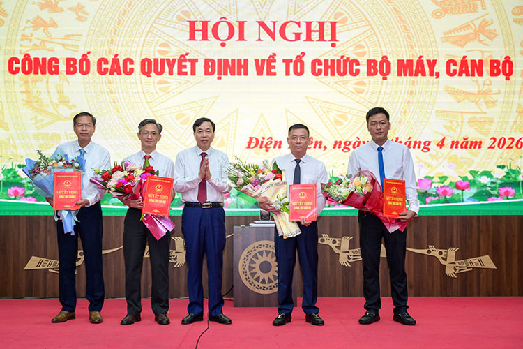 레반르엉 디엔비엔성 인민위원회 위원장이 간부들에게 이동 및 임명 결정서를 수여하고 있습니다. 사진: 안찌