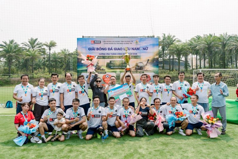 MAG Quang Tri Project Trade Union organizes football exchange and "Trade Union Meal", creating a playground to connect and care for the lives of workers. Photo: Quang Tri Trade Union