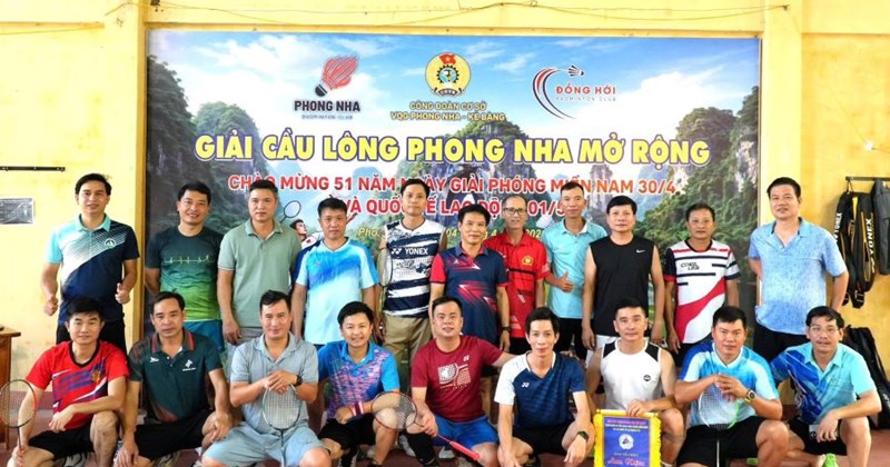 Sân cầu lông gắn kết công nhân Phong Nha - Kẻ Bàng