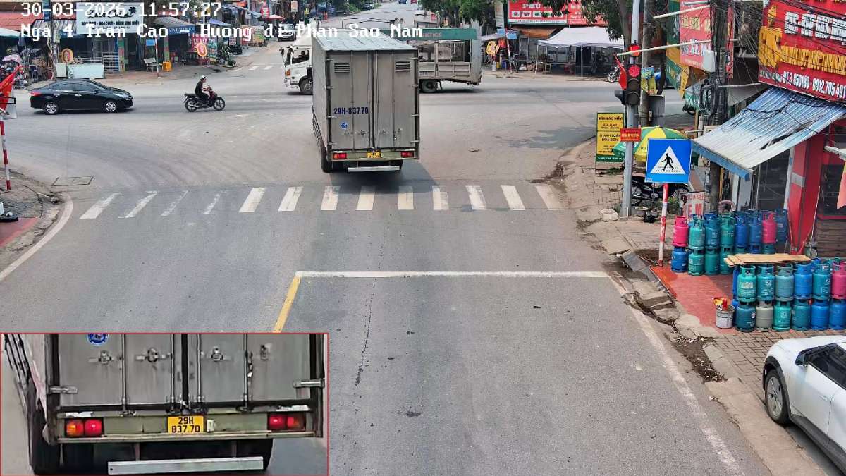 Images of violating vehicles being fined remotely. Photo: Hung Yen Provincial Police