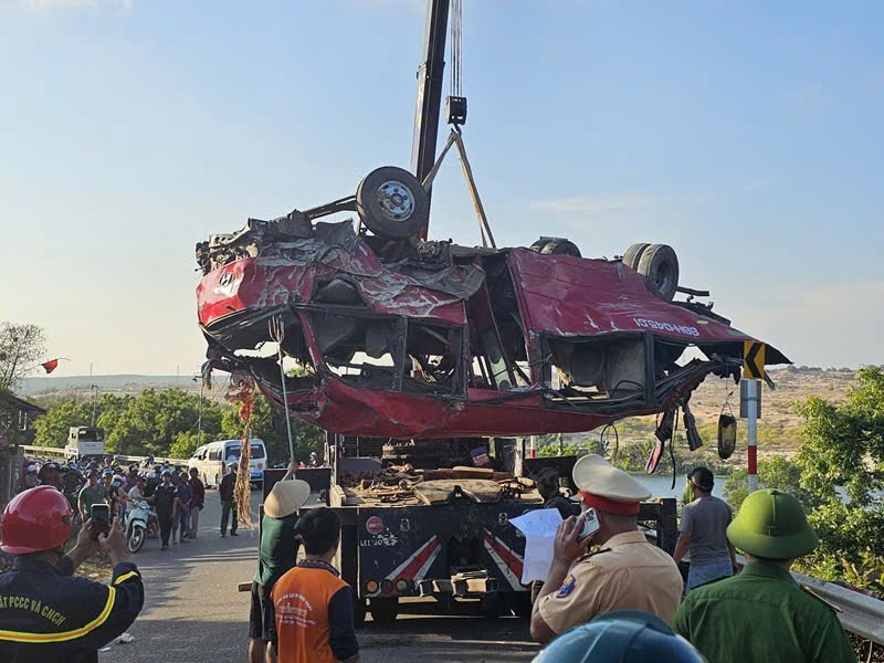 Les forces de l'ordre remorquent l'autocar accidenté hors du ravin. Photo: Police fournie