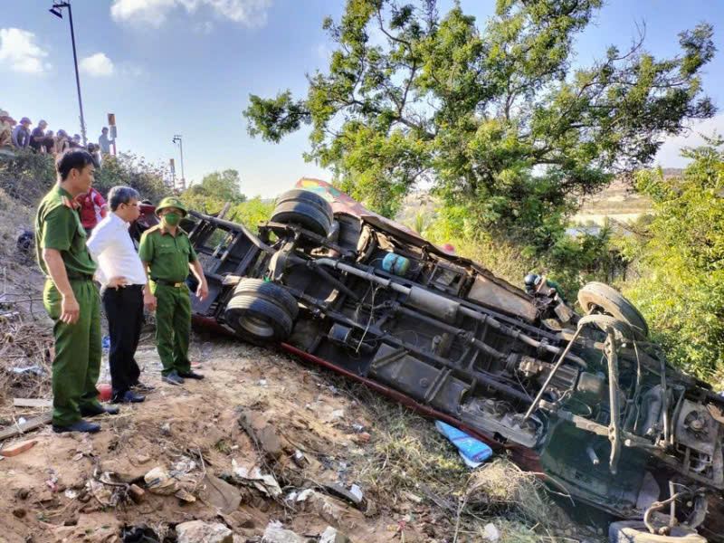 Lãnh đạo Công an tỉnh Lâm Đồng có mặt chỉ đạo khắc phục hậu quả vụ tại nạn giao thông. Ảnh: Công an cung cấp 