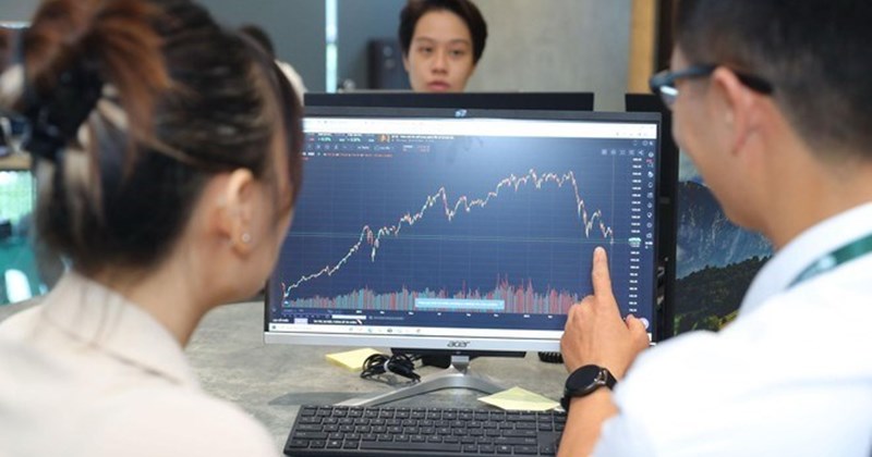 Thị trường chứng khoán tìm lại cân bằng khi VN-Index điều chỉnh