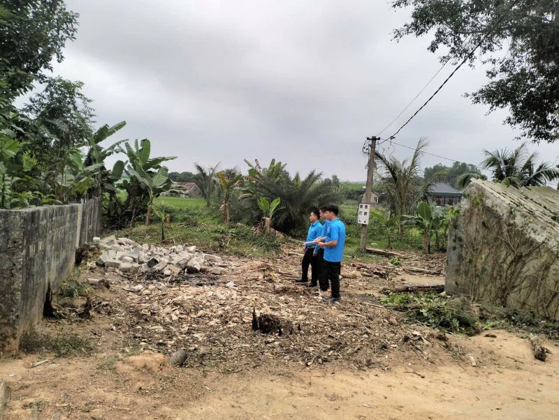 Quan Thanh Commune Trade Union surveys to support building houses for union members in difficult circumstances. Photo: Nghe An Trade Union