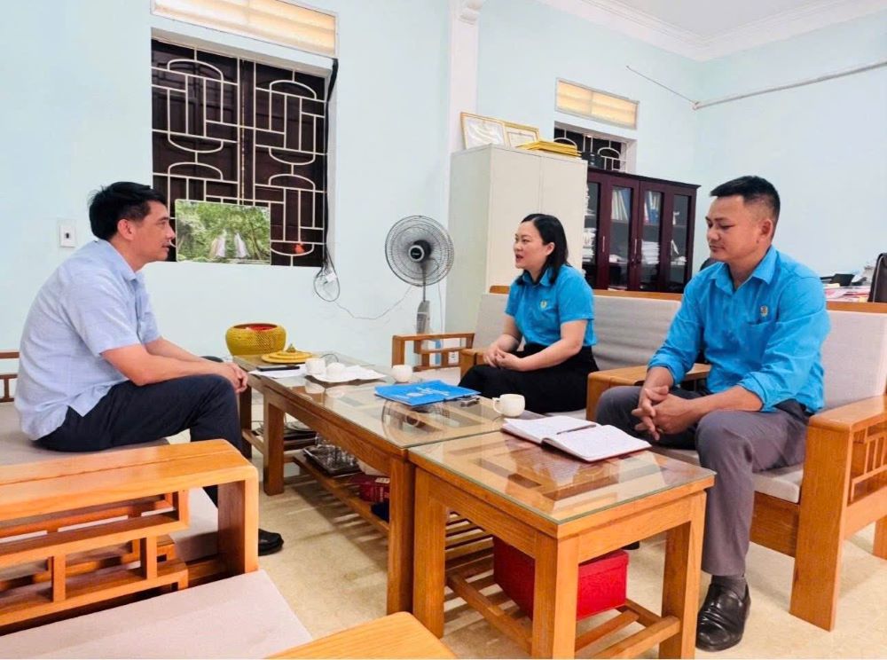 Quy Hop Commune Trade Union mobilizes the establishment of grassroots trade unions to protect the rights of workers. Photo: Nghe An Trade Union