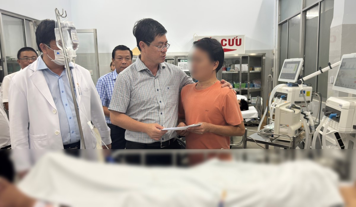 Ông Nguyễn Hồng Hải - Phó Chủ tịch UBND tỉnh Lâm Đồng trao hỗ trợ cho người thân của một nạn nhân bị thương nặng chuẩn bị chuyển viện vào TPHCM. Ảnh: Duy Tuấn 