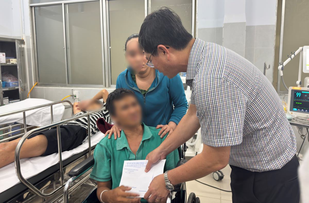 Thăm hỏi, trao hỗ trợ cho các nạn nhân bị thương. Ảnh: Duy Tuấn 