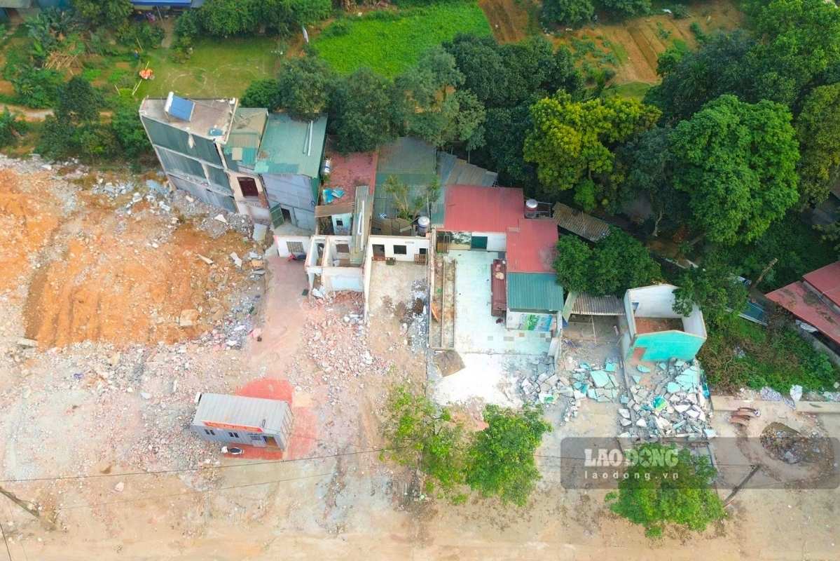 Một số phần mặt bằng chưa được bàn giao, gây ảnh hưởng tới tiến độ thi công dự án. Ảnh: Minh Chuyên