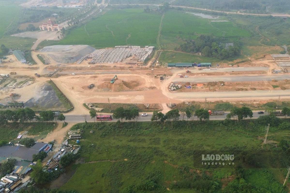 6 làn xe cao tốc ở trung tâm, hai bên là hệ thống đường song hành cùng các hạ tầng kỹ thuật được đầu tư đồng bộ, dự án có mặt cắt ngang rộng từ 120 - 180 m. Đây cũng sẽ là tuyến đường có mặt cắt rộng nhất Việt Nam hiện nay, vượt xa so với đại lộ Thăng Long với mặt cắt trung bình khoảng 140 m. Ảnh: Minh Nguyễn