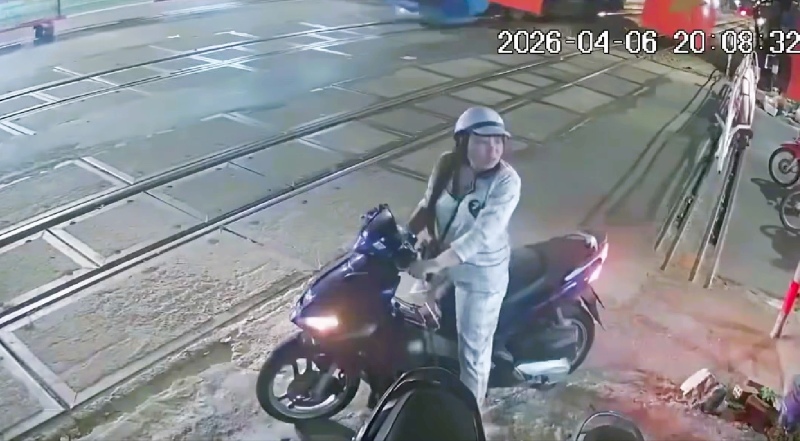 A woman in Da Nang ran a red light on the railway, attacking 2 level crossing guards when reminded. Photo: Truong An