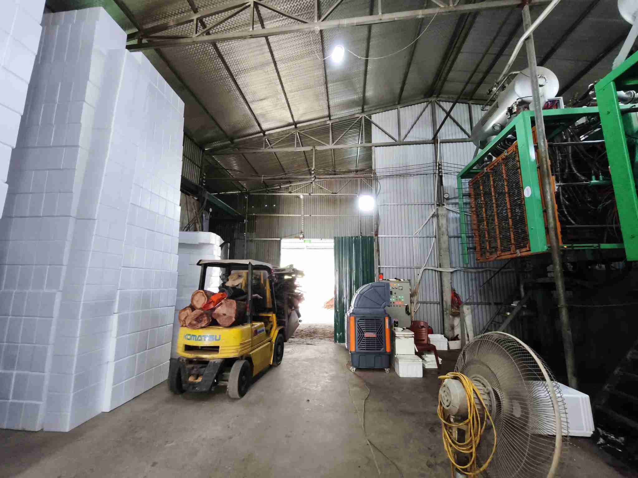 Cơ sở sản xuất xốp của Công ty Hưng Luận gặp khó vì mâu thuẫn trong hồ sơ đất đai liên quan dự án. Ảnh: Quang Đại