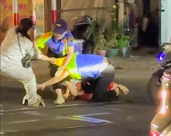 Cố vượt rào chắn đường ray khi tàu hỏa đang lao tới, người phụ nữ còn hành hung nhân viên đường sắt tại phường Thanh Khê, Đà Nẵng. Ảnh: Trường An