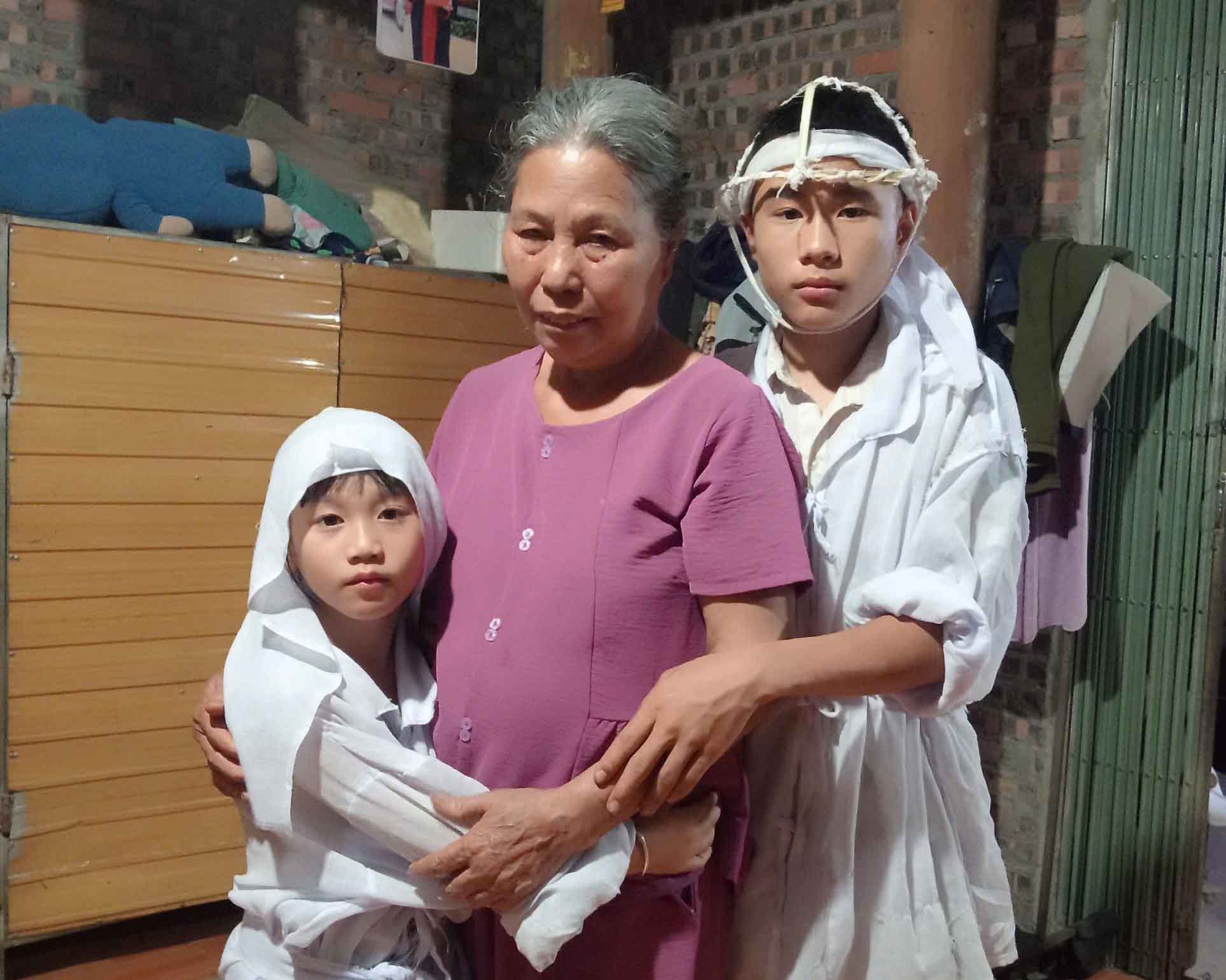 Hai cháu Đạt và Kiều hiện chỉ có điểm tựa duy nhất là người bà nội tuổi đã cao.