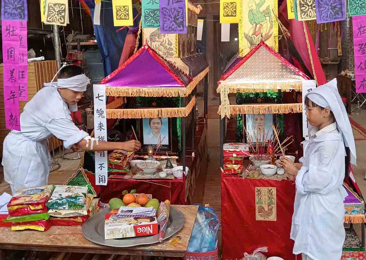 Two young children in Tuyen Quang orphaned of both father and mother in a stormy night. Photo: Nguyen Tung