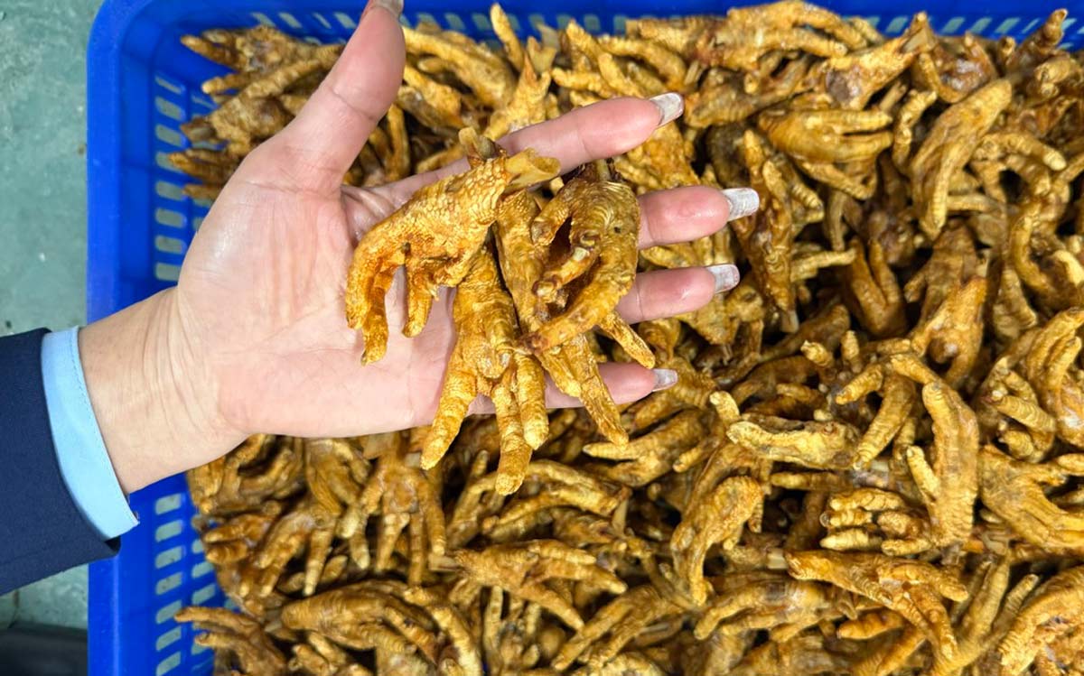 Pieds de poulet prétraités d'origine et de provenance inconnues saisis. Photo: Département QLTT de Quảng Ninh