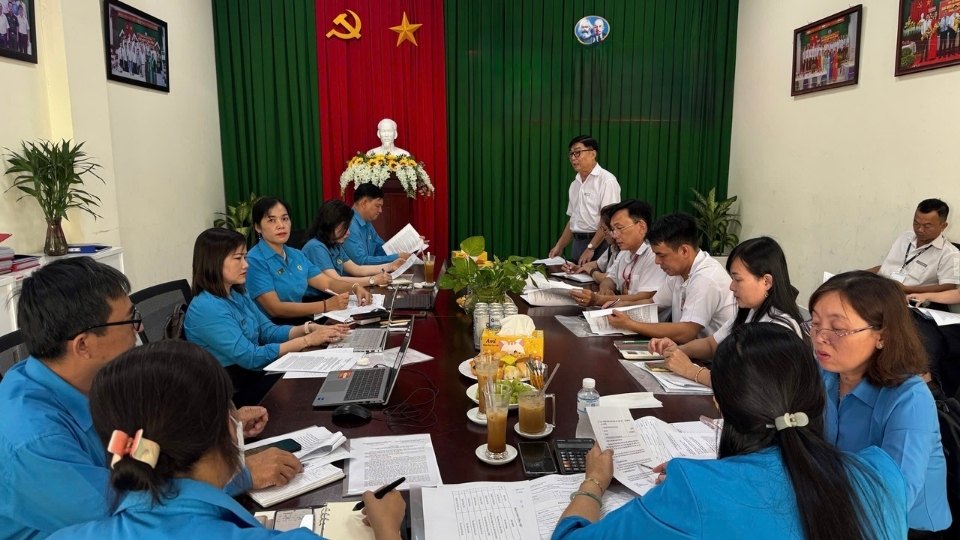 Vinh Long Provincial Trade Union inspects compliance with the Charter, finance, and assets at Ty Bach Co., Ltd. for the 2025 fiscal year. Photo: Hoang Loc