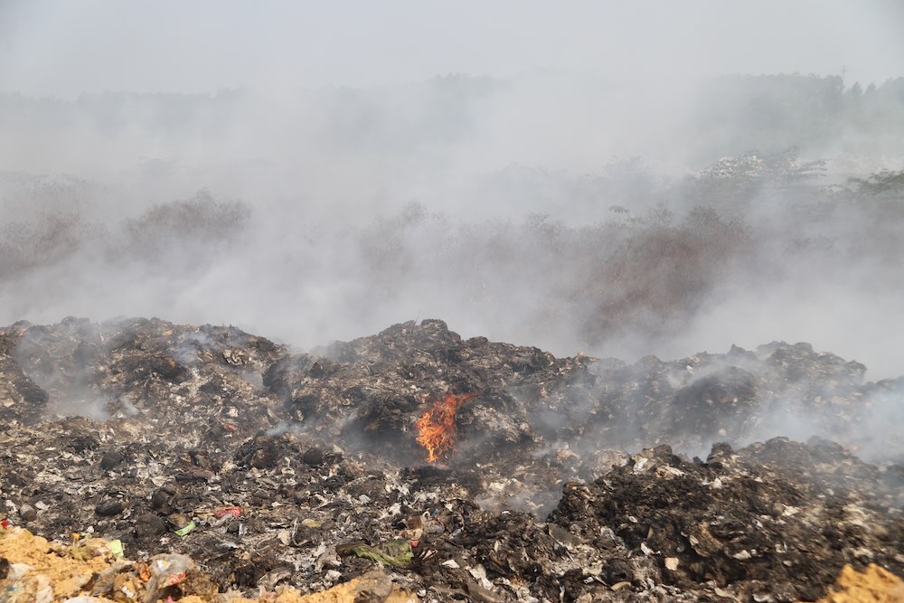 쓰레기 매립지가 1주일 동안 격렬하게 불타올랐고, 검은 연기와 악취가 주거 지역을 "공격"했습니다. 사진: 응우옌 루언