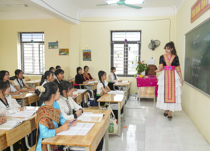 Giáo viên trực tiếp giảng dạy, hướng dẫn học sinh trong giờ học tiếng Nga tại Trường Phổ thông Dân tộc Nội trú THPT tỉnh Điện Biên. Ảnh: Xuân Tư/TTXVN