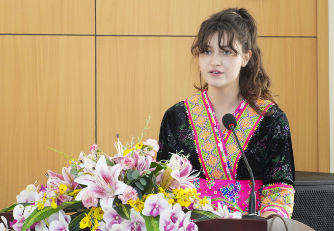 La Sra. Natalia Lisochenko, profesora de la Universidad Nacional de Pedagogía de Herzen - Federación Rusa, habla en la ceremonia de apertura de la clase de ruso. Foto: Xuan Tu/TTXVN