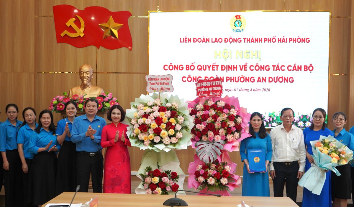 Hai Phong City Labor Federation awarded the decision to establish An Duong Ward Trade Union, and presented flowers to congratulate the Ward Trade Union Executive Committee. Photo: Mai Dung