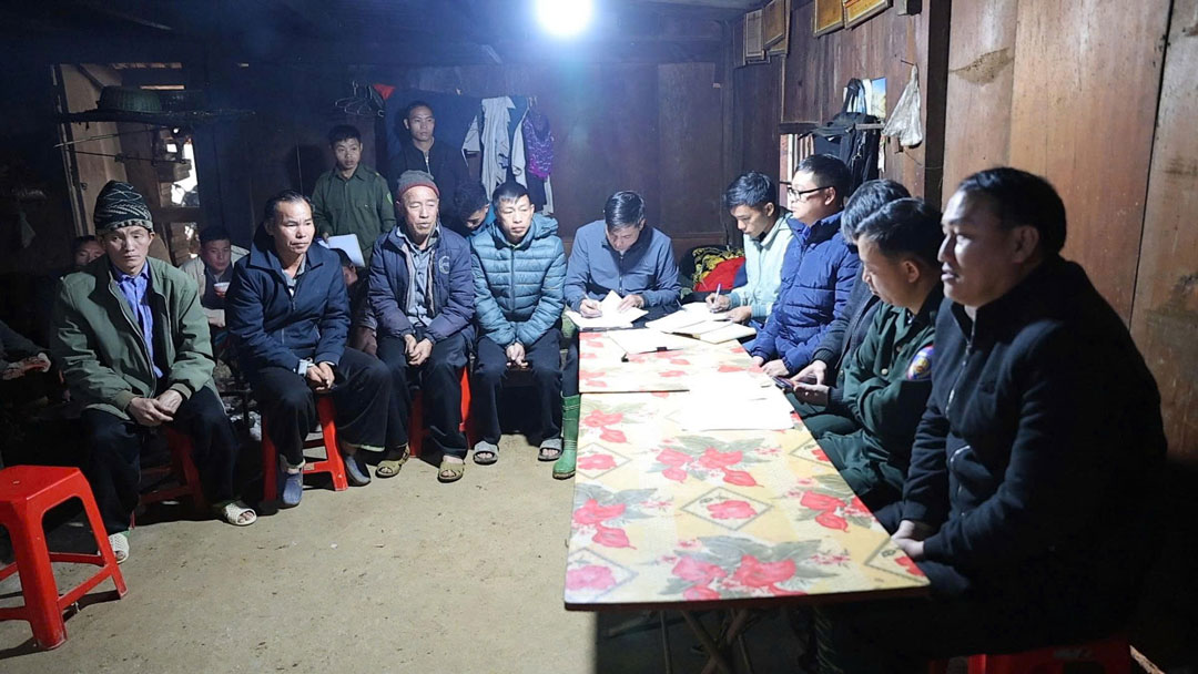 Cán bộ xã và thôn tuyên truyền, vận động người dân