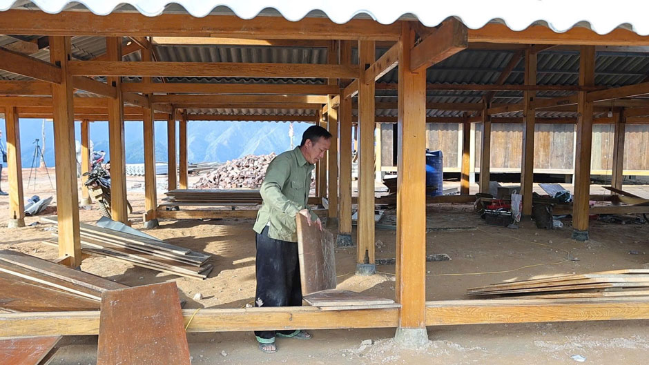 Người dân dựng nhà mới ở khu tái định cư