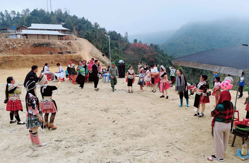 Người dân thôn Sán Trá vui hội Xuân. Ảnh: Ngọc Sơn