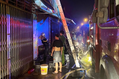 House fire in the early morning, timely rescue of 2 trapped people. Photo: CAHN