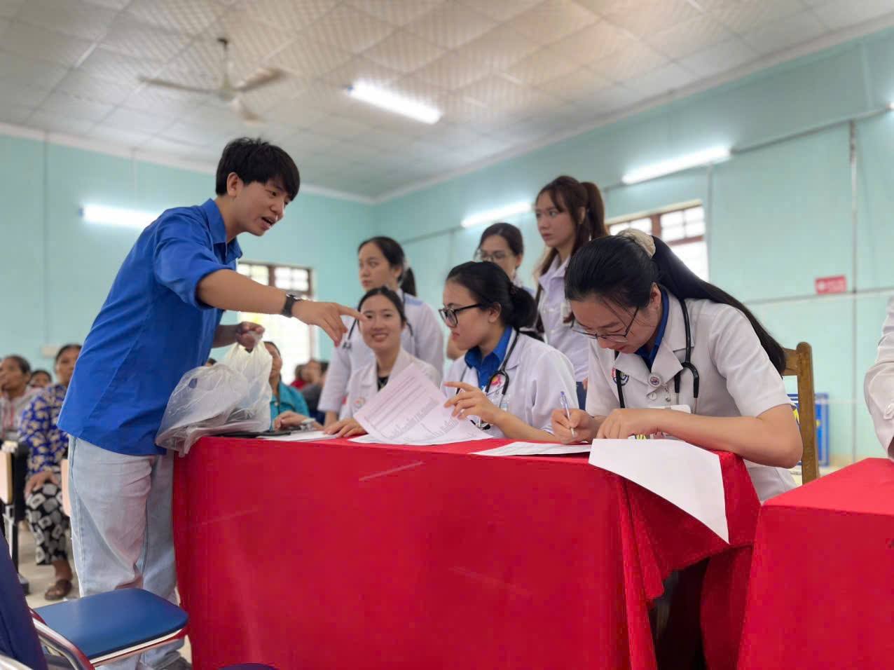 Doctors in Khanh Hoa have just coordinated with local organizations to organize the program "Doctors returning to the village". Photo: Khanh Hoa General Hospital